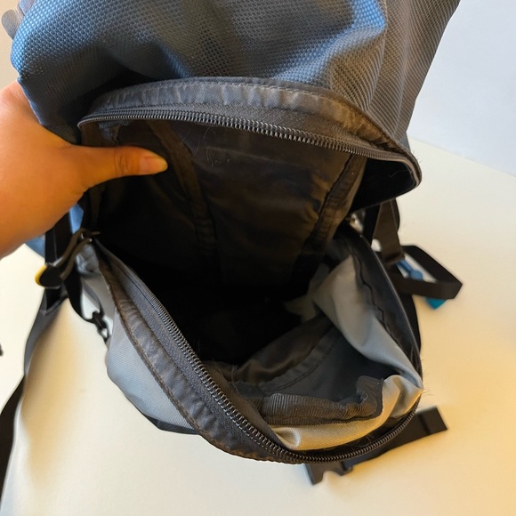 CAMELBAK Cloud Walker Hiking H20 Hydration Backpack Blue/Grey - Picture 6 of 9